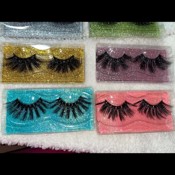 I’m selling lashes comes with candy and a spoolie and tweezers - Picture 3 of 13